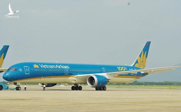 Máy bay Vietnam Airlines bị chảy dầu lênh láng tại sân bay Tân Sơn Nhất