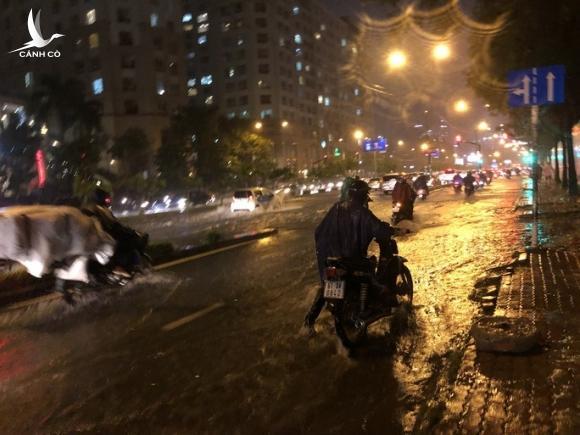 Mưa trắng trời, đường Nguyễn Hữu Cảnh lại ngập