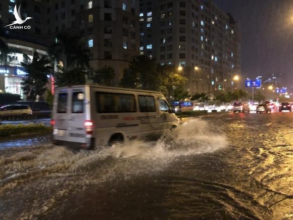 Mưa trắng trời, đường Nguyễn Hữu Cảnh lại ngập
