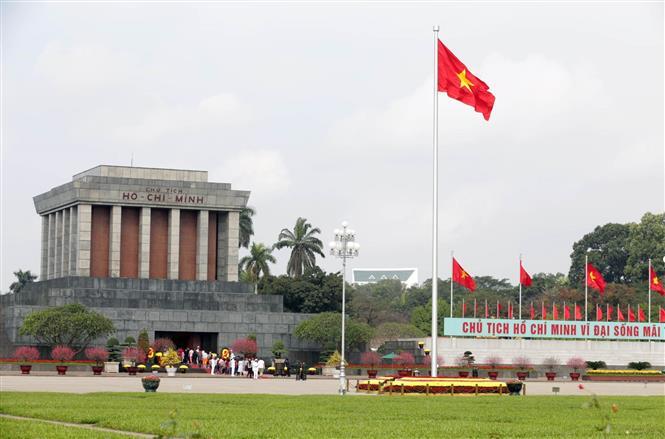 Mùng 2 Tết, người dân xếp hàng vào Lăng viếng Chủ tịch Hồ Chí Minh