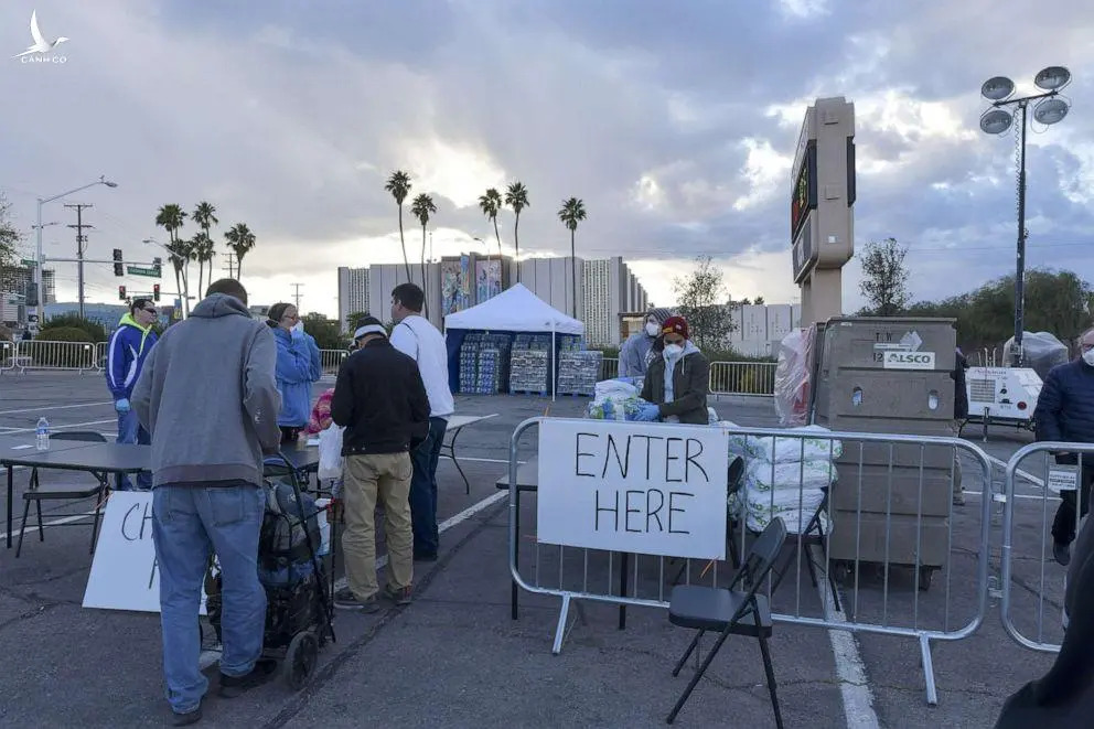 Mỹ dùng bãi gửi xe làm “khu trú tạm” cho người vô gia cư