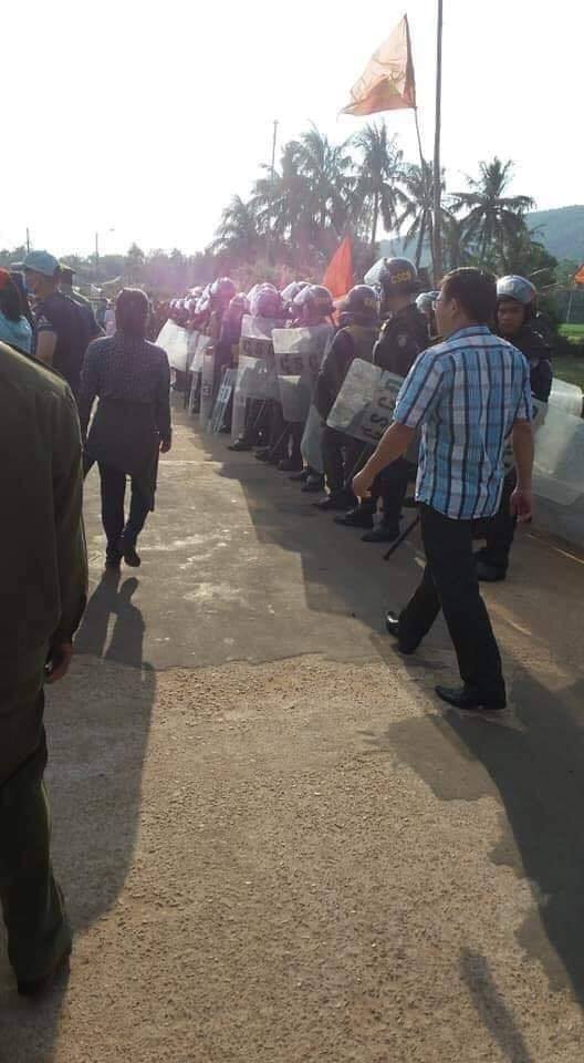Ngày 8/5 người dân Phù Mỹ- Bình Định đã biểu tình phản đối xây dựng điện năng lượng mặt trời trên địa bàn