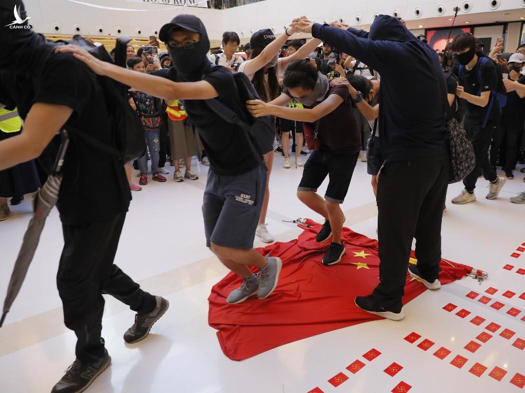 Người biểu tình Hong Kong giẫm đạp cờ Trung Quốc thách thức Bắc Kinh