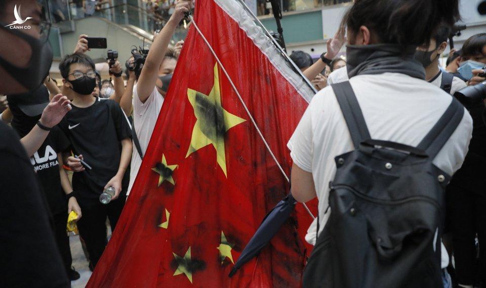 Người biểu tình Hong Kong giẫm đạp cờ Trung Quốc thách thức Bắc Kinh