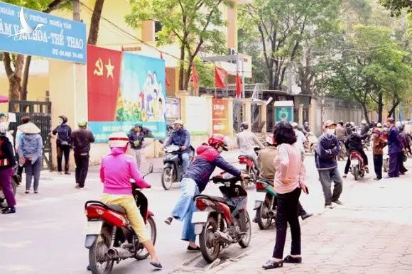Người dân chen lấn khiến ‘ATM gạo’ đầu tiên tại Hà Nội phải tạm dừng
