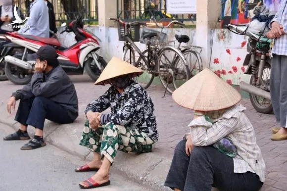 Người dân chen lấn khiến ‘ATM gạo’ đầu tiên tại Hà Nội phải tạm dừng