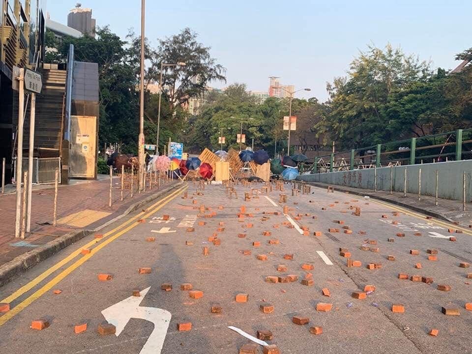 Người dân Hồng Kông đầu tiên chết oan vì trúng gạch của người biểu tình quá khích!