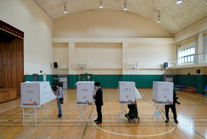 Người Hàn Quốc đeo găng tay, bịt khẩu trang đi bỏ phiếu giữa đại dịch