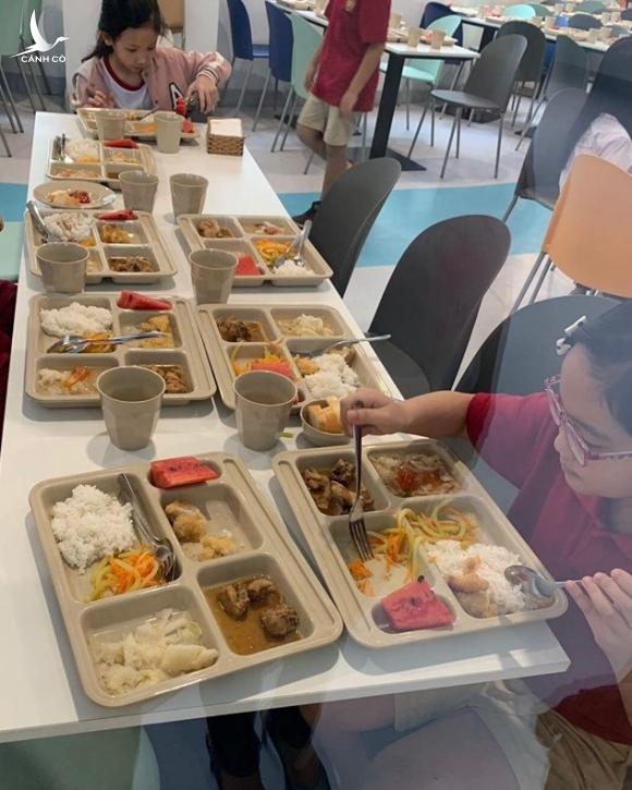 Nhiều học sinh trường Việt Úc đau bụng, nôn ói sau giờ cơm trưa