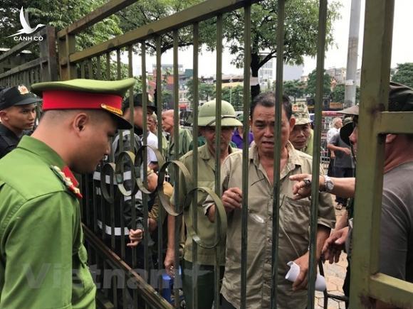 Nhiều thương binh phá cổng trụ sở VFF đòi vé trận Việt Nam-Malaysia