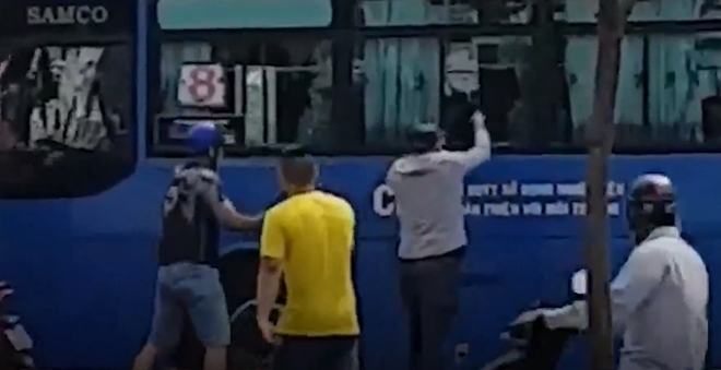 Nhóm côn đồ cầm mã tấu, đập phá xe buýt ở TP Hồ Chí Minh