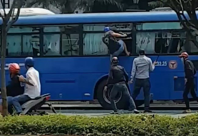 Nhóm côn đồ cầm mã tấu, đập phá xe buýt ở TP Hồ Chí Minh