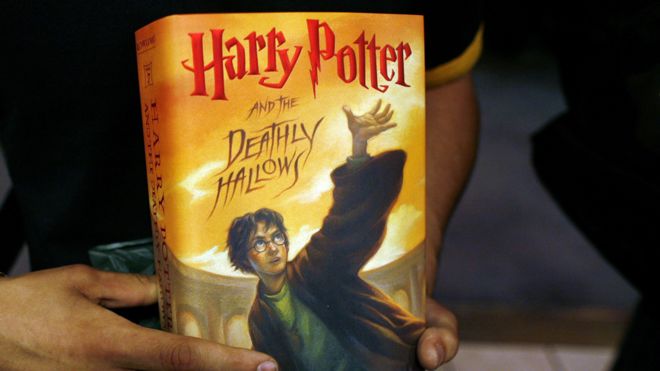 Nhóm linh mục Ba Lan đốt sách Harry Potter vì cho là 'ma thuật'