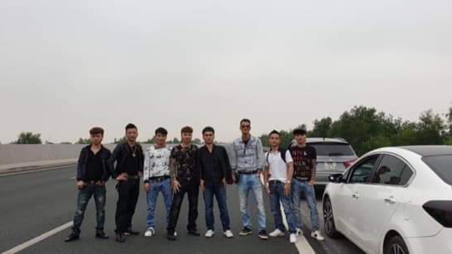 Nhóm thanh niên đứng hàng ngang chụp ảnh trên cao tốc Hà Nội - Hải Phòng