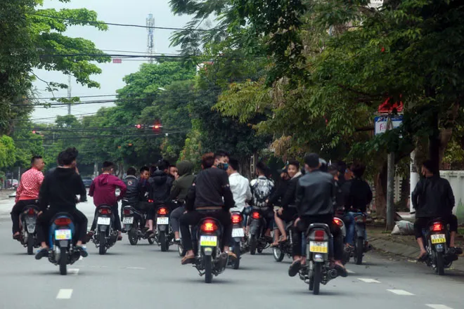 Nhóm thanh thiếu niên điều khiển xe mô tô dàn hàng ngang trên đường