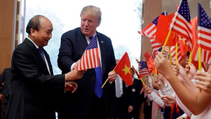 Những hình ảnh ấn tượng nhất của ông Trump và ông Kim tại Việt Nam
