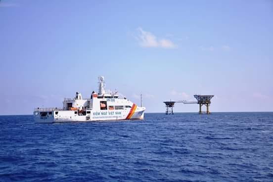 NÓNG: Cuộc đụng độ giữa tàu Cảnh sát biển Việt Nam và tàu Trung Quốc tại Bãi Tư Chính của Việt Nam.
