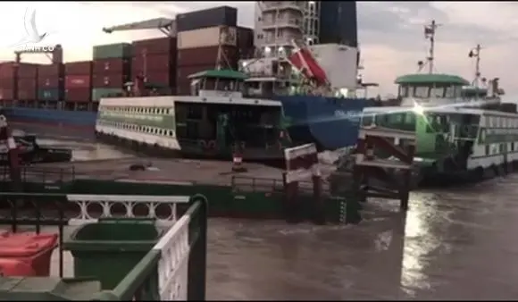 Nóng: Tàu biển chở container đâm hỏng cầu phà Cát Lái