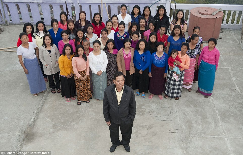 Ông có 39 bà vợ và 94 đứa con, cả gia đình 180 người sống hòa thuận trong cùng 1 căn nhà