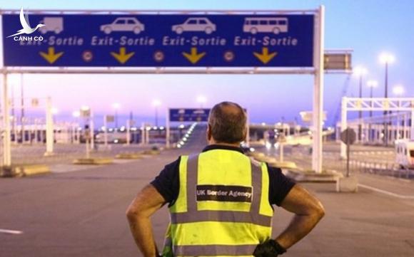 Phát hiện 8 người nhập cư trong xe tải đông lạnh từ Pháp sang Anh