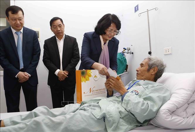 Phó Chủ tịch nước Đặng Thị Ngọc Thịnh tặng quà Tết bệnh nhân ung thư