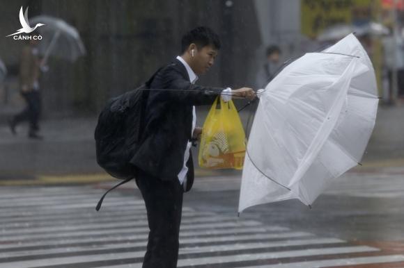Siêu bão Hagibis tấn công Nhật, xé toạc nhà cửa, cuốn trôi người