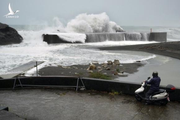 Siêu bão Hagibis tấn công Nhật, xé toạc nhà cửa, cuốn trôi người