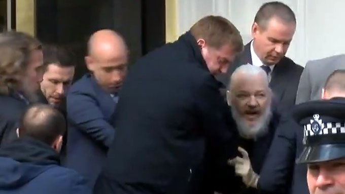 “Sự phản bội lớn nhất”- điều gì chờ đợi Assange?