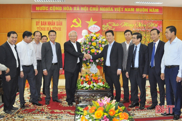 Tân Giám mục Giáo phận Hà Tĩnh Nguyễn Thái Hợp dẫn đầu đoàn chúc tết tỉnh Hà Tĩnh