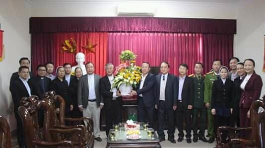 Tân Giám mục giáo phận Vinh Anphong Nguyễn Hữu Long đã đến Huyện ủy Nghi Lộc để chúc tết lãnh đạo huyện