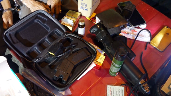 Tàng trữ ma túy và vũ khí nóng trên xe ô tô