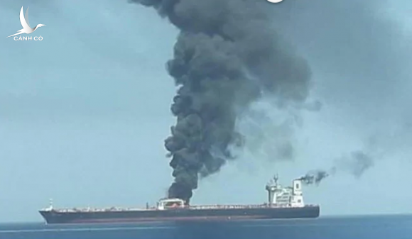 Tàu chở dầu Iran trúng hai tên lửa, bốc cháy trên biển