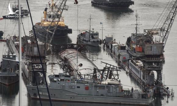 Tàu ngầm Nga bị nạn chìm cùng ụ nổi