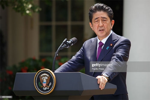 Thủ tướng Abe điện đàm với Tổng thống Donald Trump