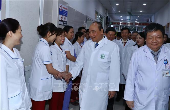 Thủ tướng Nguyễn Xuân Phúc: Đội ngũ y, bác sỹ là những 'người anh hùng thầm lặng'
