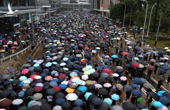 Tòa án Hồng Kông bác yêu cầu ngăn luật cấm đeo khẩu trang, nhiều người xuống đường