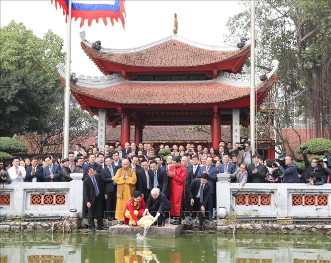 Tổng Bí thư, Chủ tịch nước Nguyễn Phú Trọng và Phu nhân thả cá chép tại hồ Hoàn Kiếm