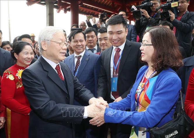 Tổng Bí thư, Chủ tịch nước Nguyễn Phú Trọng và Phu nhân thả cá chép tại hồ Hoàn Kiếm