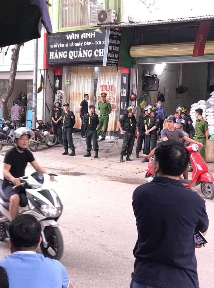 Trần Đình Sang bị bắt nhưng không thấy bóng người bạn của Sang đâu cả chỉ thấy các đồng chí cơ động trấn thủ ở cửa