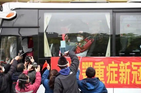 Trung Quốc chính thức dỡ bỏ phong tỏa Vũ Hán, hàng ngàn người đổ tới ga tàu