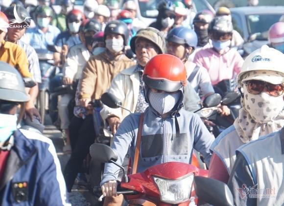 Tứ bề quanh cầu Sài Gòn tê liệt, dân nghẹt thở đi làm ngày đầu tuần