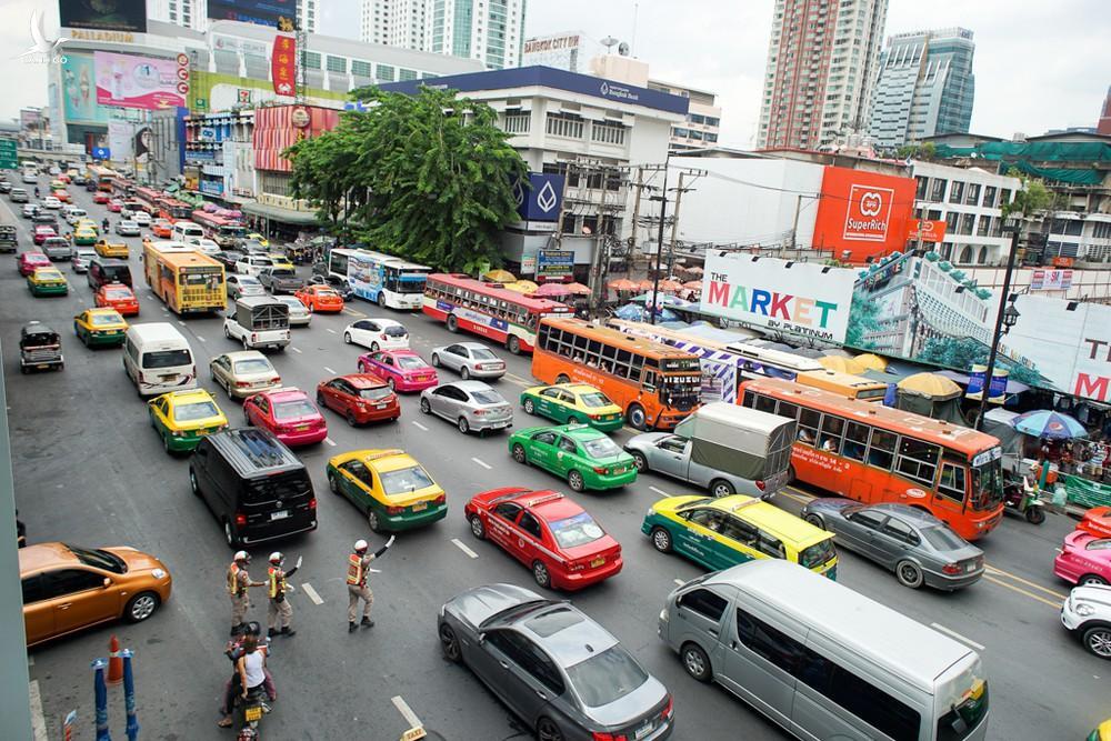 Vì sao sinh viên hay bà bán hàng rong Thái Lan vẫn mua được xe hơi?