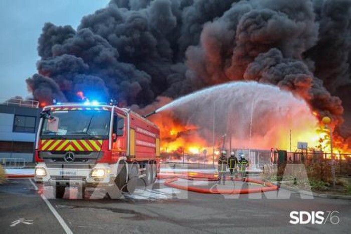 Vụ cháy nhà máy hóa chất ở Pháp có thể làm phát tán dioxine