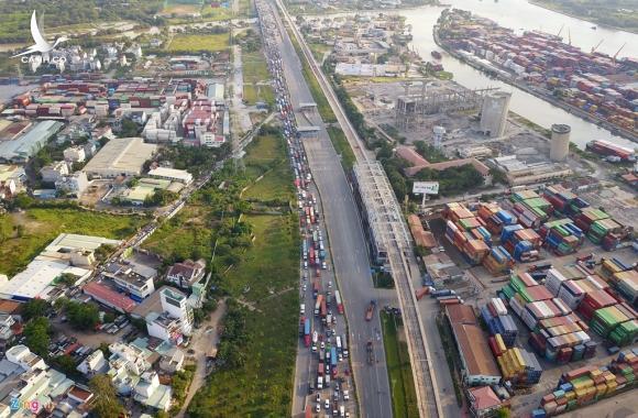 Xe container bịt kín cửa ngõ quan trọng nhất của Sài Gòn