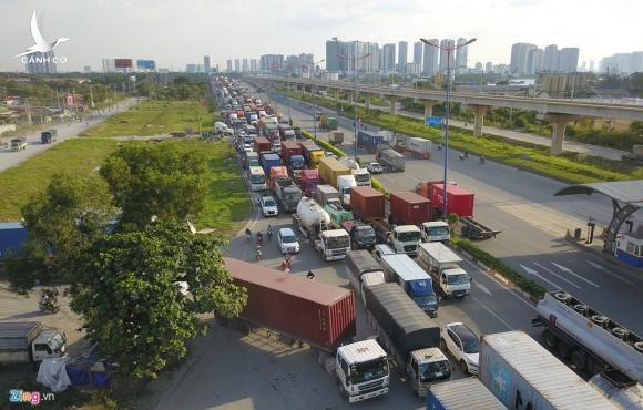 Xe container bịt kín cửa ngõ quan trọng nhất của Sài Gòn