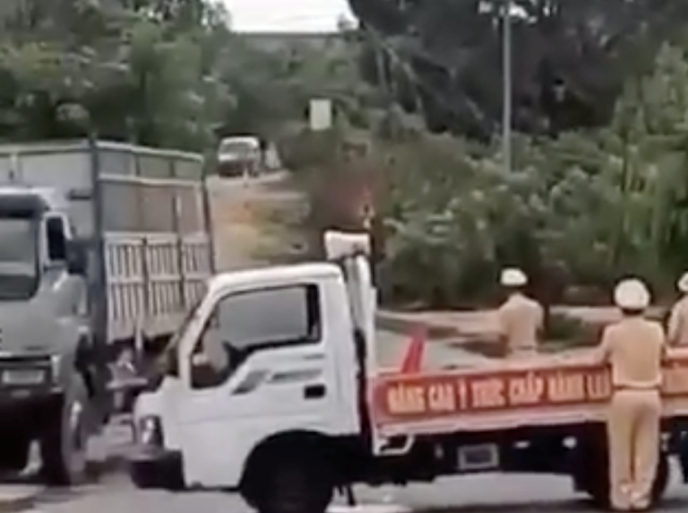 Xe khách chở gỗ lậu tông thẳng vào xe CSGT ở Gia Lai