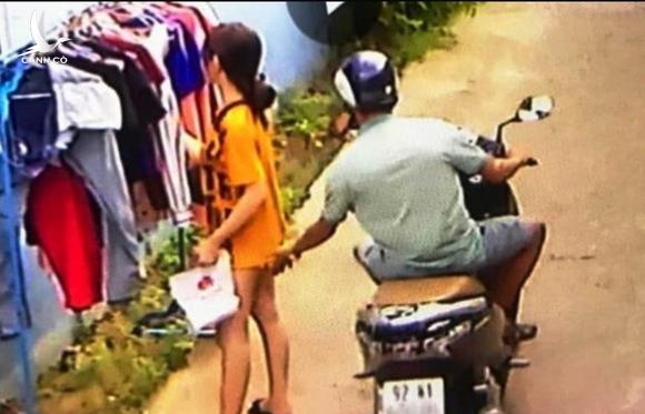 Xử phạt 200.000 VND thanh niên đi xe máy ‘sàm sỡ’ cô gái đang phơi áo quần