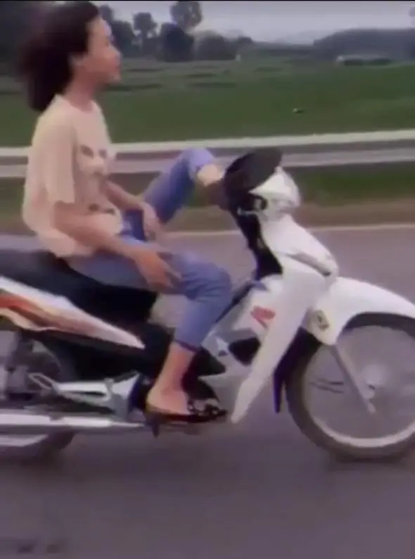 Xử phạt thiếu nữ xe máy bằng chân