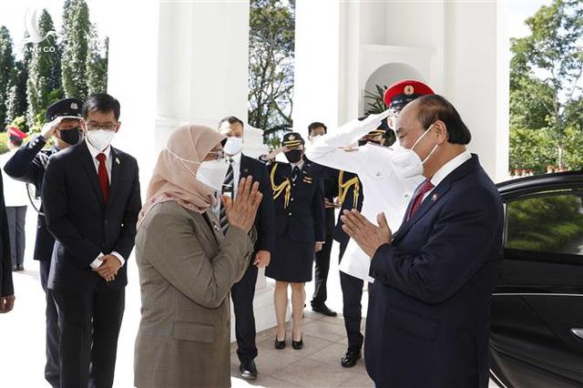 Lễ đón trọng thể Chủ tịch nước Nguyễn Xuân Phúc tại Phủ Tổng thống Singapore.