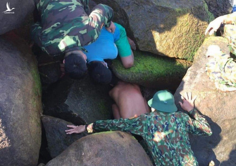 Xót xa khi tìm thấy nạn nhân cuối cùng, thi thể bé trai mắc kẹt trong hốc đá ở biển Cửa Đại